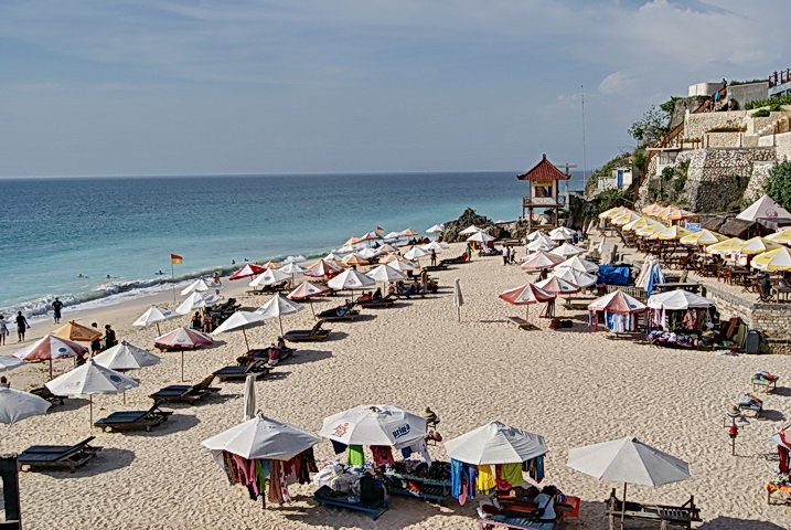 Pantai Dreamland - Pesona Surga Pasir Putih dan Ombak yang Menggoda