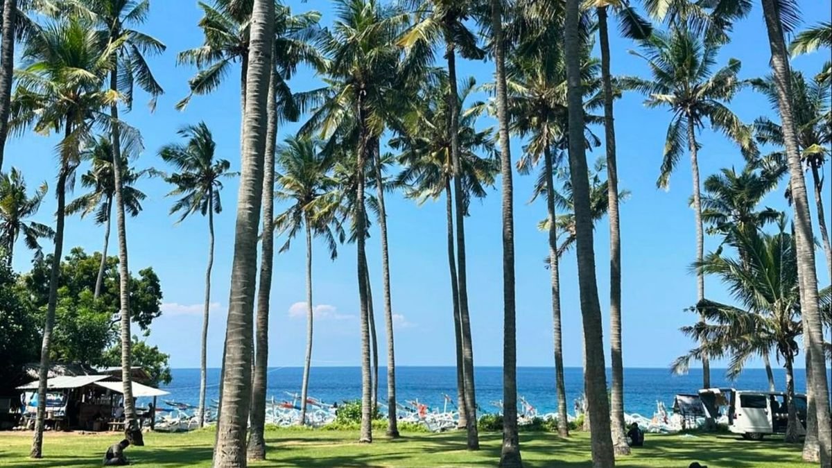Keceriaan di Pantai Virgin Karangasem, Bali
