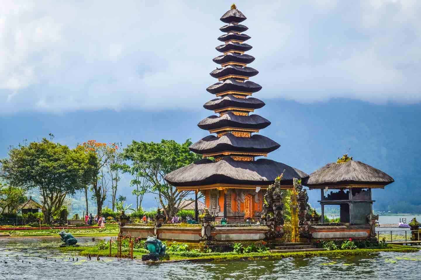 Keindahan Pura Ulun Danu Beratan, Ikon Wisata Bali di Tengah Danau
