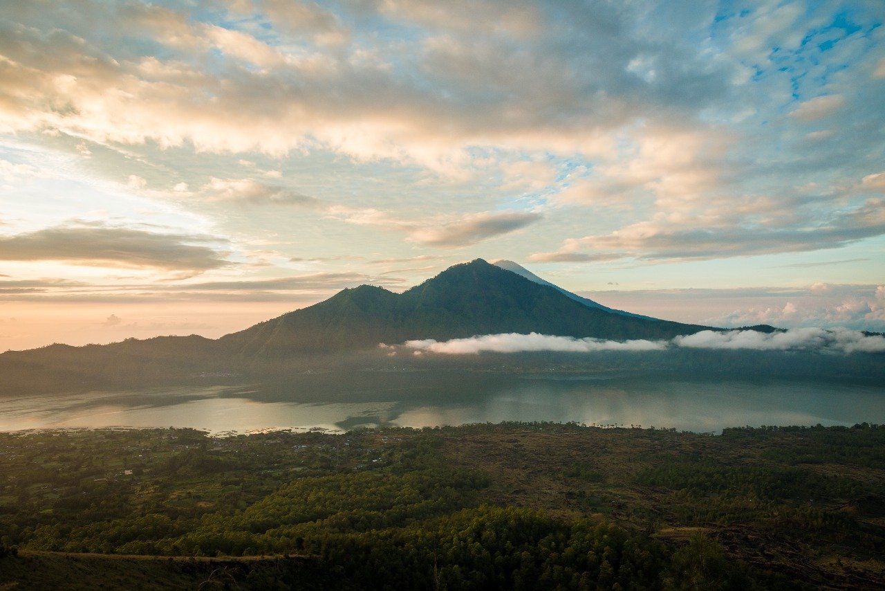 Sunrise di Gunung Batur Jadi Favorit Wisatawan di Awal Musim Panas
