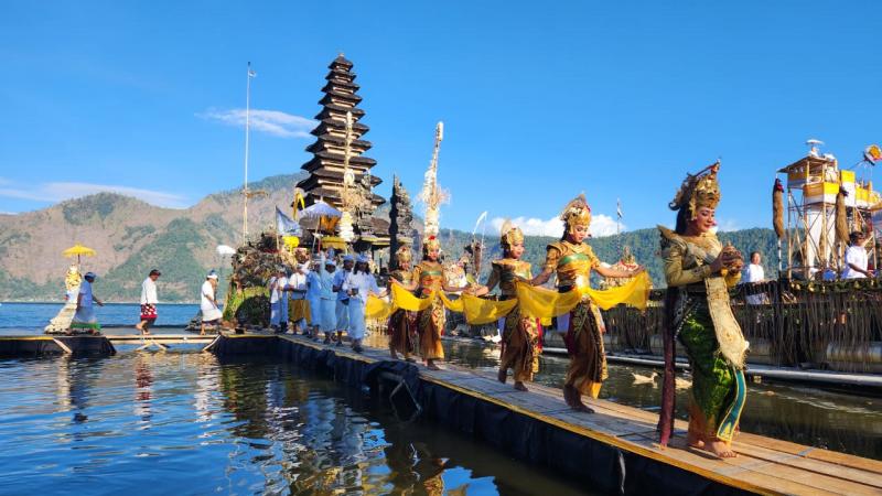 Menikmati Pengalaman Mendalam melalui Pertunjukan Tari, Kunjungan ke Pura, dan Partisipasi dalam Upacara Agama