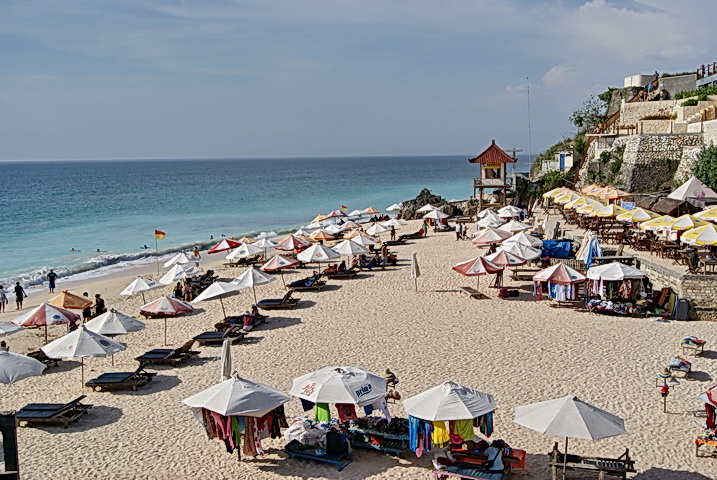 Pantai Dreamland - Pesona Surga Pasir Putih dan Ombak yang Menggoda