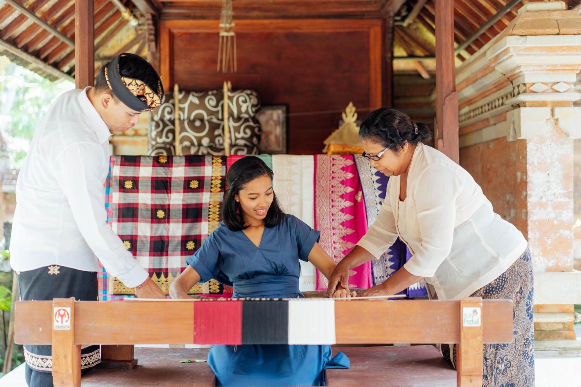 Hoshinoya Bali Hadirkan Pengalaman Wisata Budaya dengan Tur Tenun Cagcag Tradisional