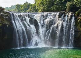 Menengok Air Terjun Goa Rang Reng, Lokasi Liburan Asyik di Bali