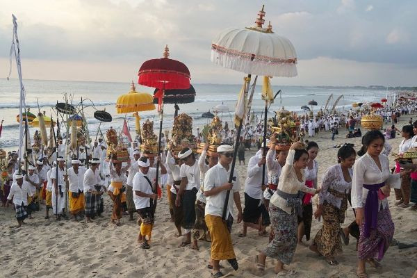 Upacara Melasti Wisata Budaya Bali Yang Menarik