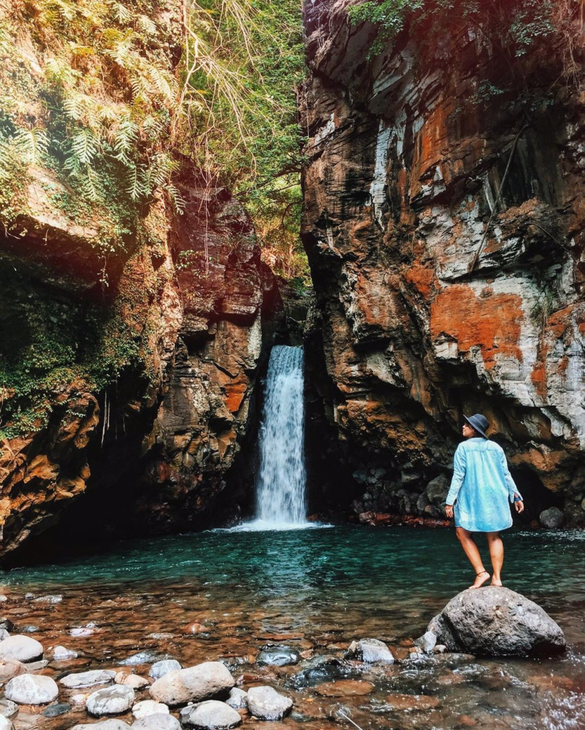 Surga Tersembunyi di Air Terjun Tembok Barak