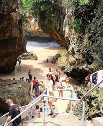 Pantai Suluban Bali: Surga Tersembunyi untuk Peselancar dan Pecinta Pantai