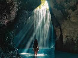 Tukad Cepung Waterfall: Menjelajahi Keindahan Tersembunyi Pulau Dewata